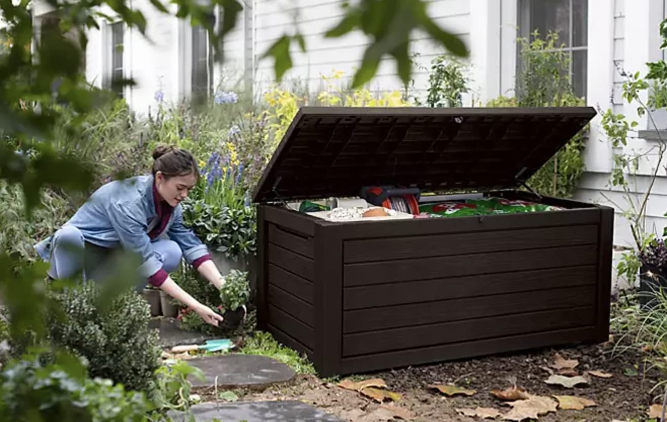 Keter - Keter Caja de almacenamiento de cubierta de resina resistente a la intemperie de 165 galones para exteriores, muebles de jardín, color café