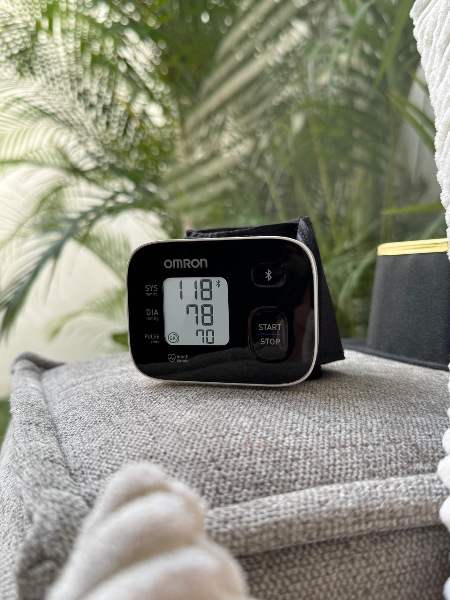 OMRON Baumanómetro automático de muñeca RS3 Intelli IT (HEM-6161T-E) con conectividad OMRON connect