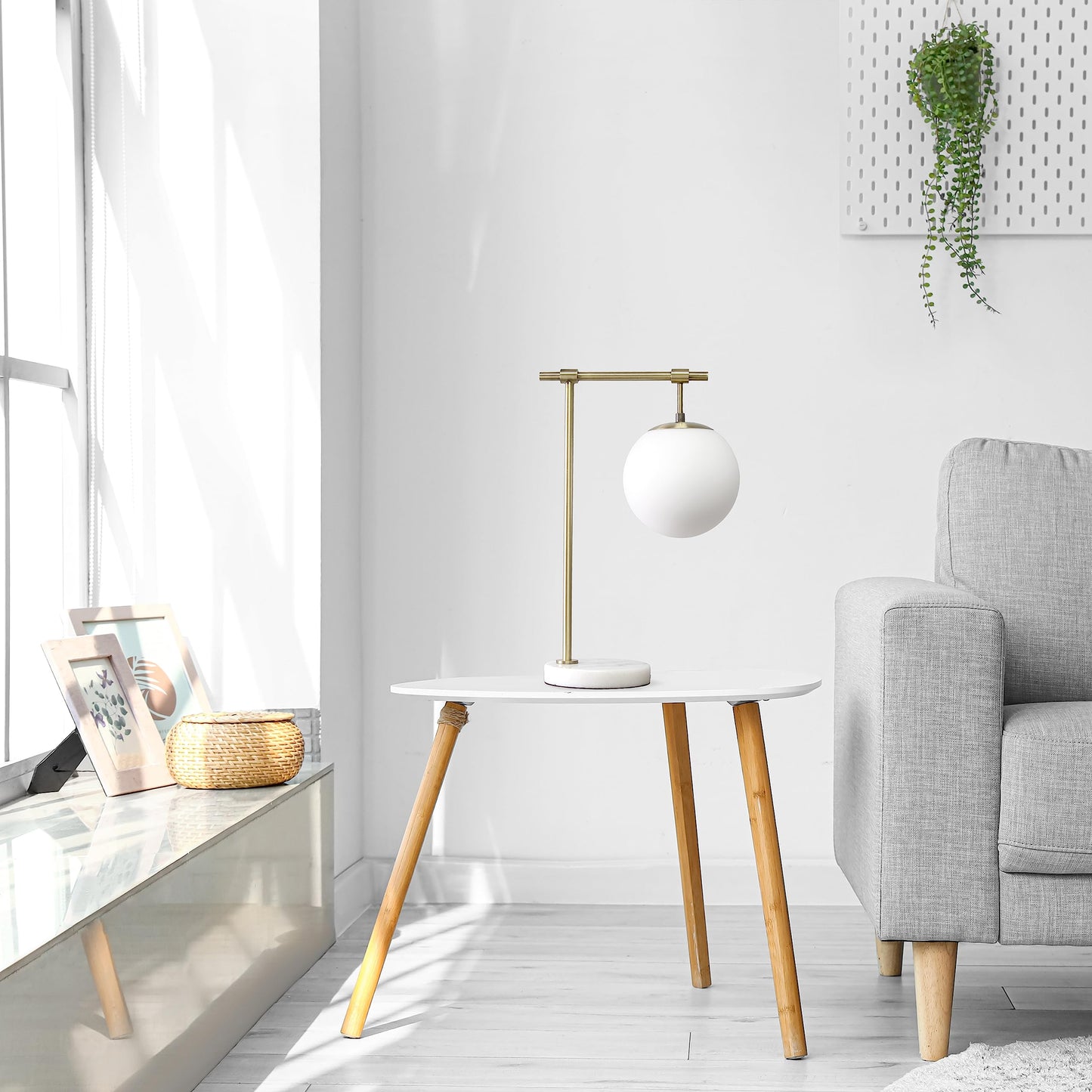 Elegant Designs LT2115-ABS - Lámpara de mesa moderna de vidrio blanco de mediados de siglo, con brazo de latón antiguo y base de mármol para estudio, sala de estar, recámara, entrada, latón antiguo