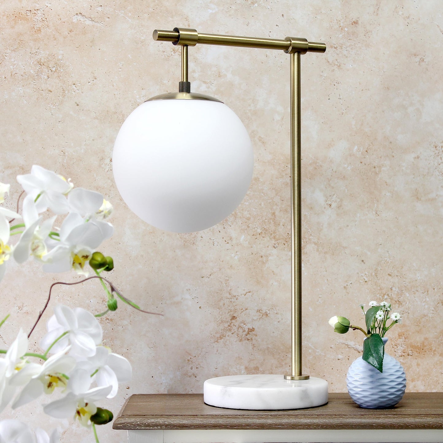 Elegant Designs LT2115-ABS - Lámpara de mesa moderna de vidrio blanco de mediados de siglo, con brazo de latón antiguo y base de mármol para estudio, sala de estar, recámara, entrada, latón antiguo