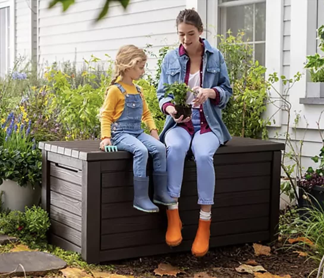 Keter - Keter Caja de almacenamiento de cubierta de resina resistente a la intemperie de 165 galones para exteriores, muebles de jardín, color café