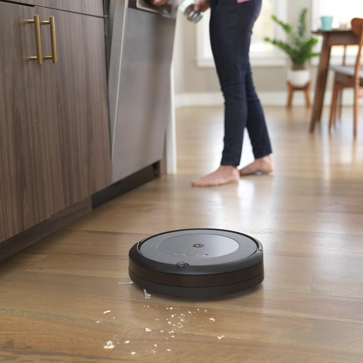 iRobot Roomba, Robot Aspiradora Inteligente, Roomba i3 EVO con Conexión Wi-Fi, Contenido: 1 Aspiradora Inalámbrica,1 Filtro Extra,1 Base de Carga Color: Negro con Gris