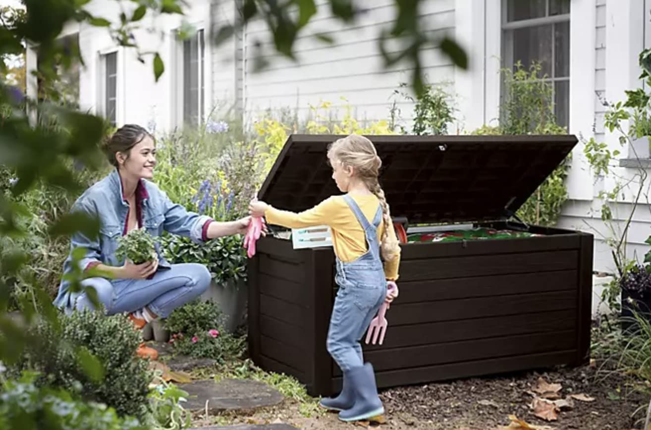 Keter - Keter Caja de almacenamiento de cubierta de resina resistente a la intemperie de 165 galones para exteriores, muebles de jardín, color café