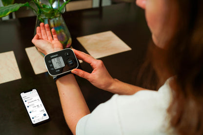 OMRON Baumanómetro automático de muñeca RS3 Intelli IT (HEM-6161T-E) con conectividad OMRON connect