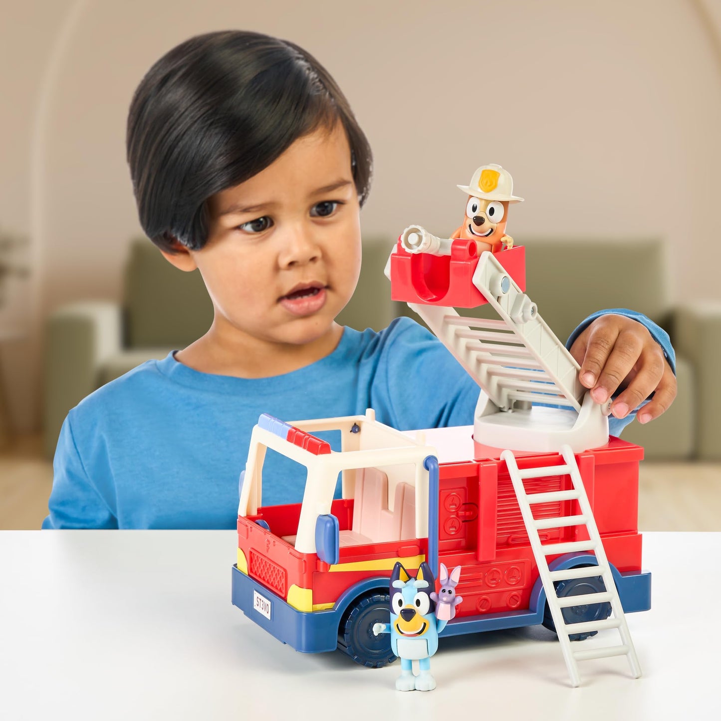Bluey - Juguete de Bomberos con Bingo de Bombero, Cifras de Bob Bilby, Escalera Extensible y Manguera, Incluye Pegatinas, Perfecto para niños a Partir de 3 años