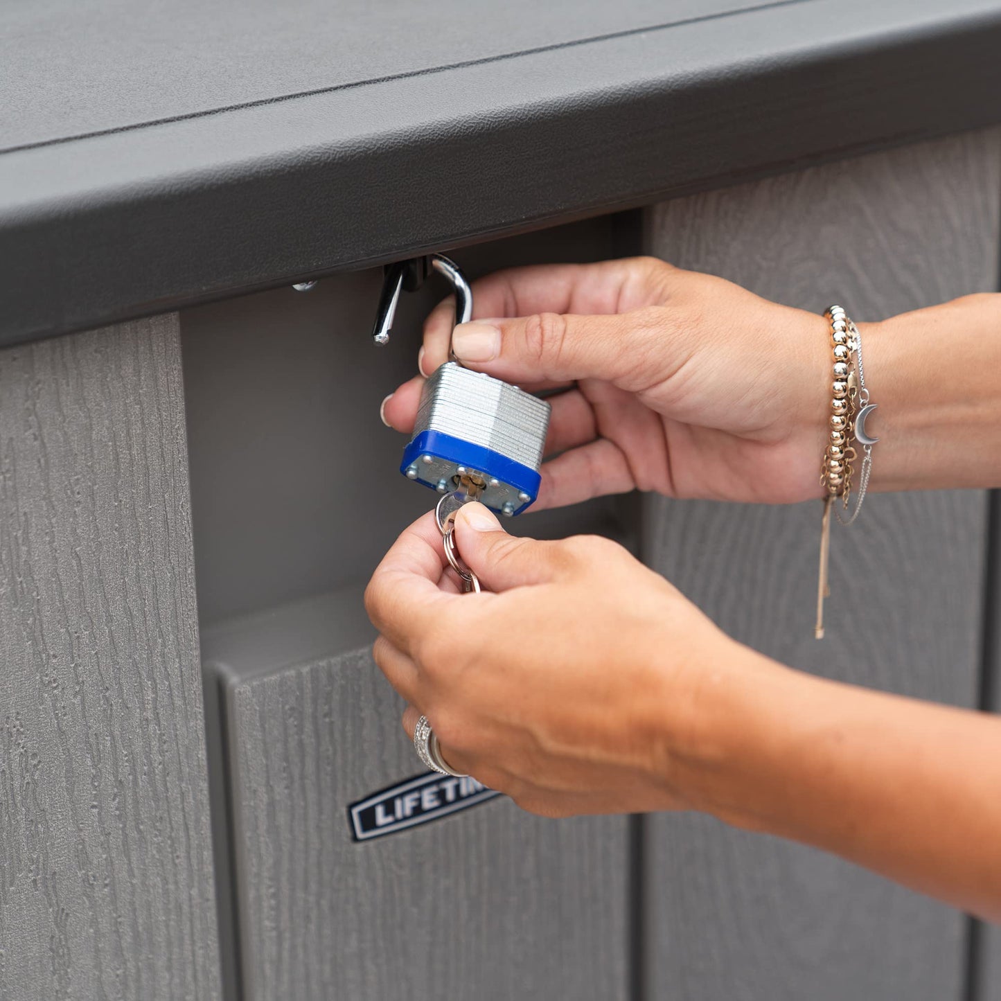 LIFETIME - Caja de almacenamiento para exteriores de 150 galones, tapa gris