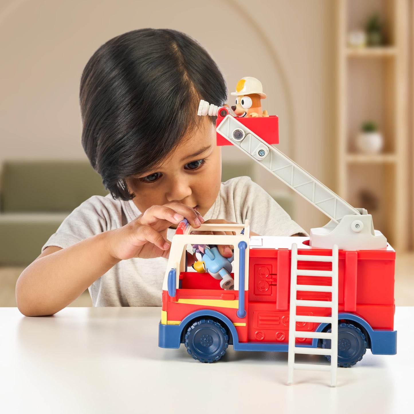Bluey - Juguete de Bomberos con Bingo de Bombero, Cifras de Bob Bilby, Escalera Extensible y Manguera, Incluye Pegatinas, Perfecto para niños a Partir de 3 años