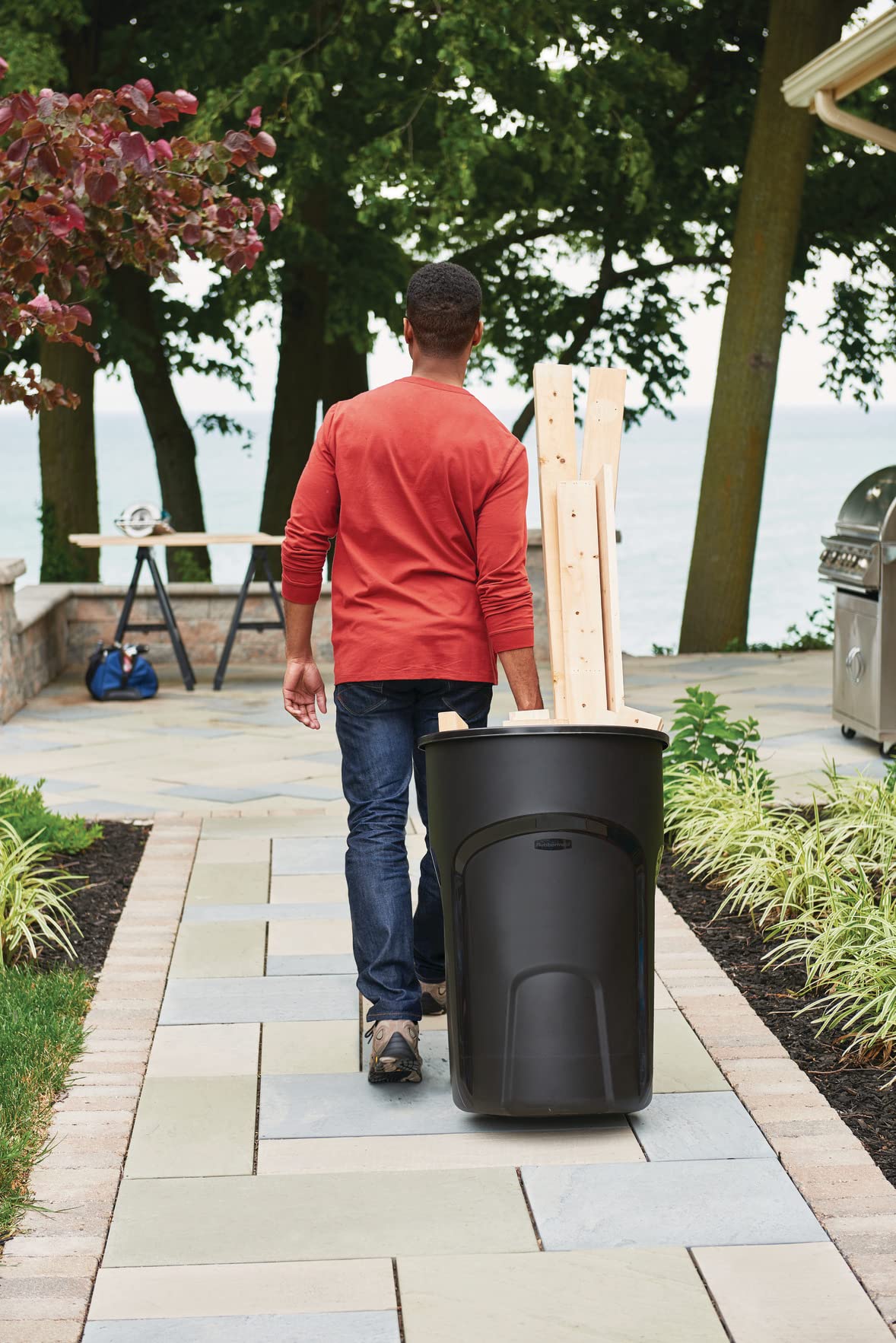 Rubbermaid Roughneck - Papelera enrollable, 32 galones, color negro