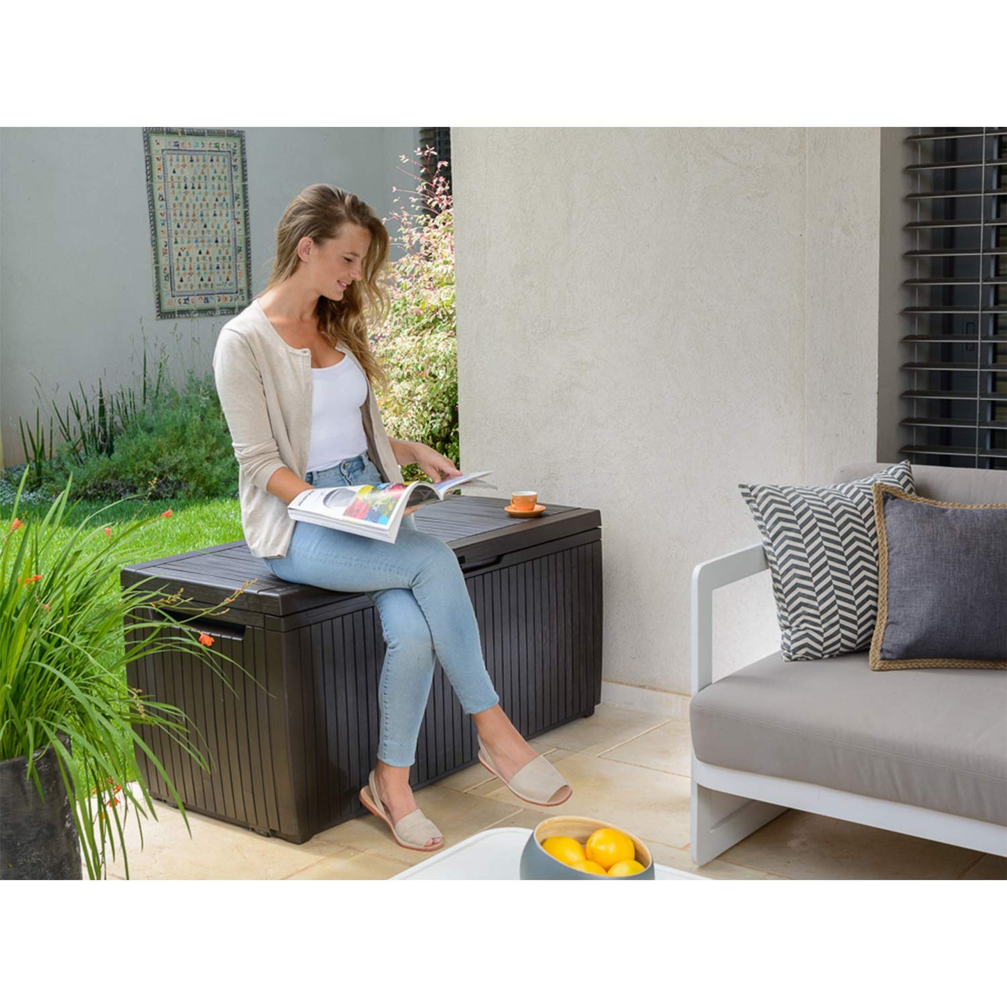 Keter Springwood - Caja de almacenamiento de resina para exteriores de 80 galones para cojines de muebles de patio, juguetes de piscina y herramientas de jardín con asas, color café