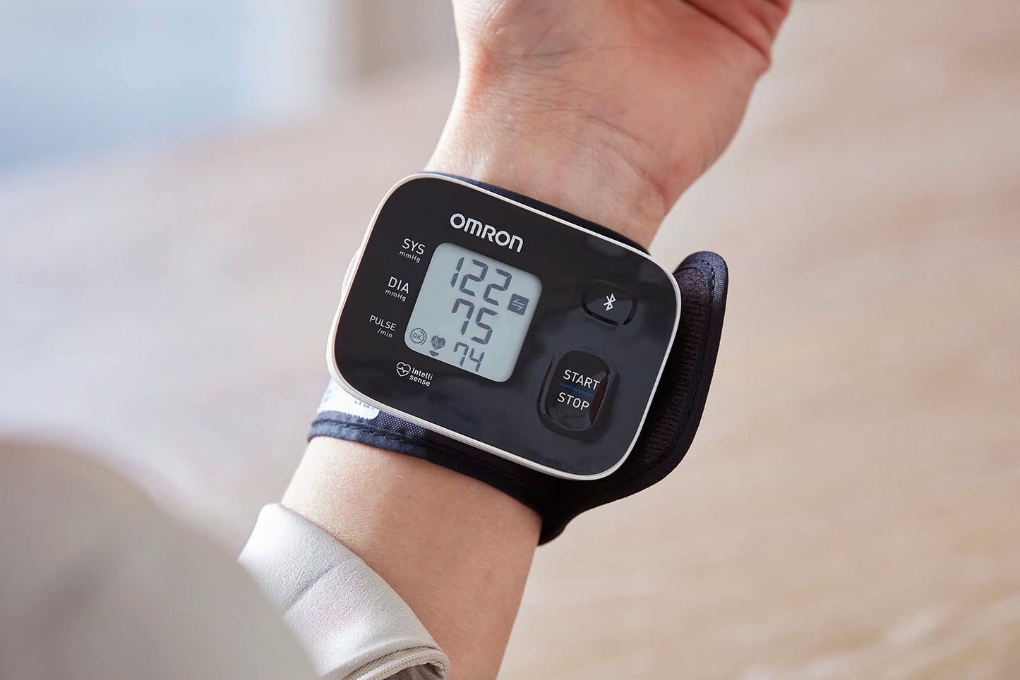 OMRON Baumanómetro automático de muñeca RS3 Intelli IT (HEM-6161T-E) con conectividad OMRON connect