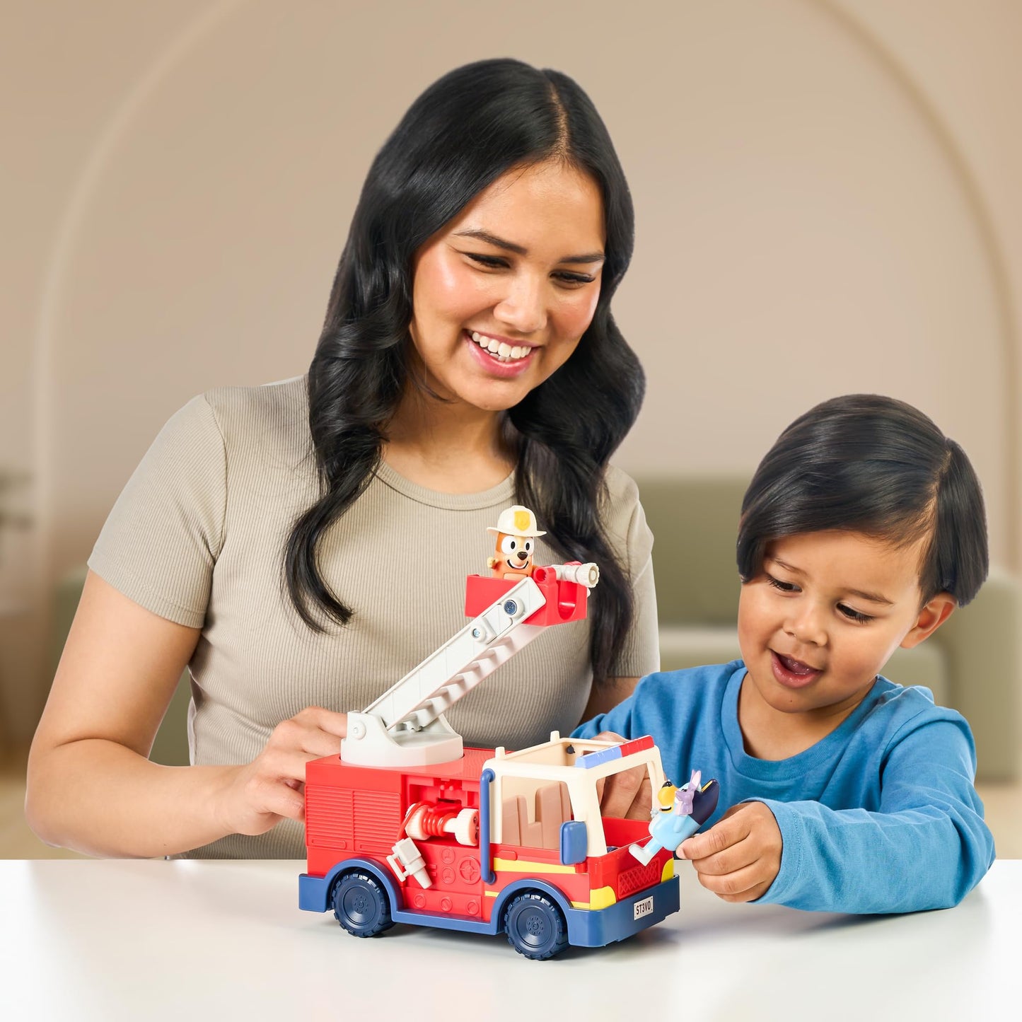 Bluey - Juguete de Bomberos con Bingo de Bombero, Cifras de Bob Bilby, Escalera Extensible y Manguera, Incluye Pegatinas, Perfecto para niños a Partir de 3 años