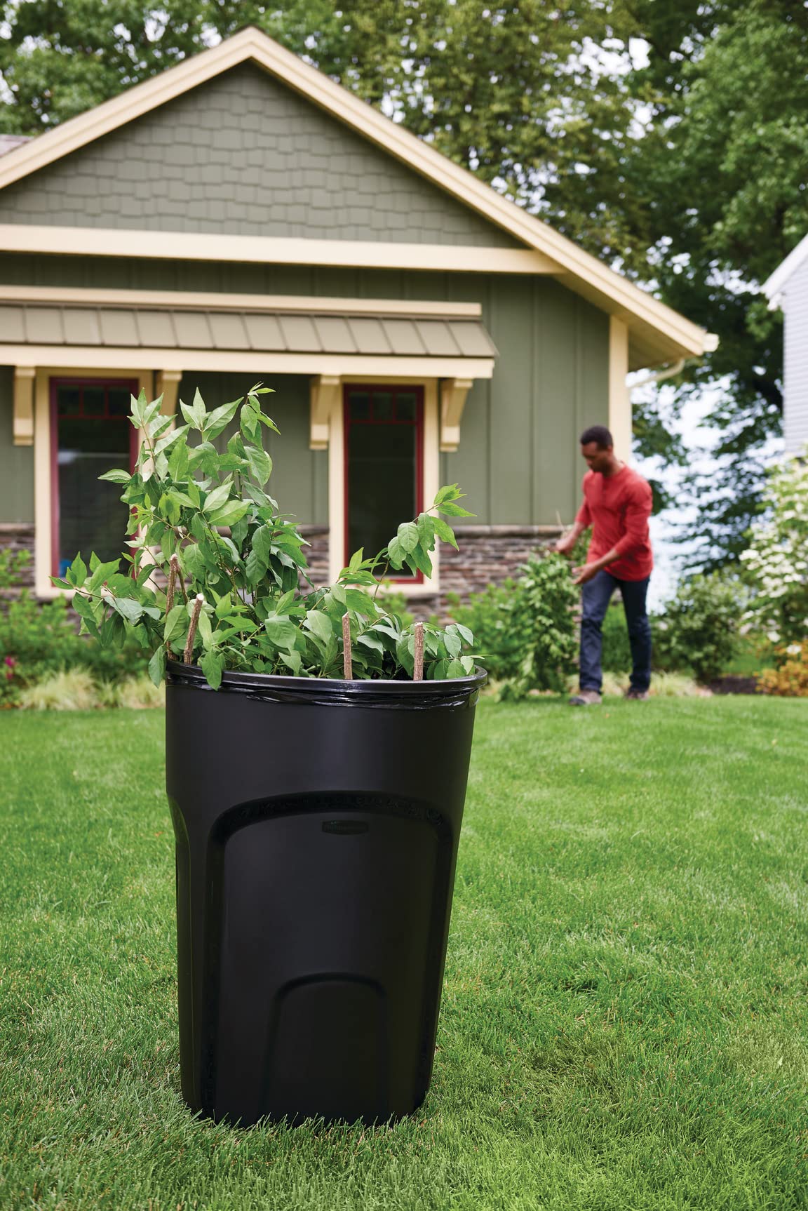 Rubbermaid Roughneck - Papelera enrollable, 32 galones, color negro