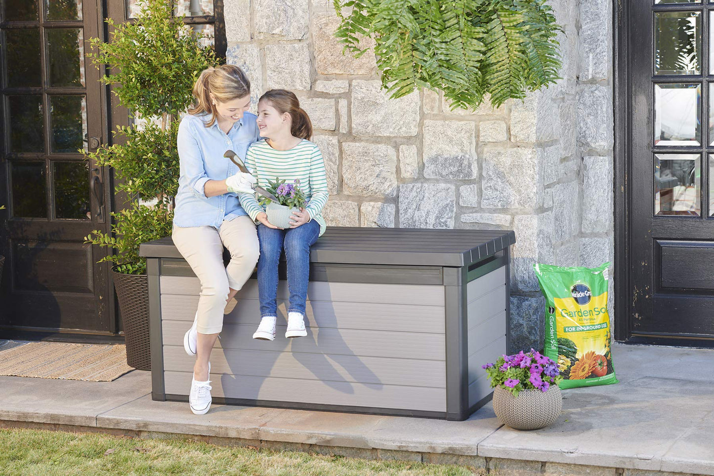 Keter - KETER Premier - Caja Grande de Resina de 150 galones para Muebles de Patio, jardín, Almacenamiento de Cojines al Aire Libre, Accesorios de Piscina y Juguetes, Color Gris