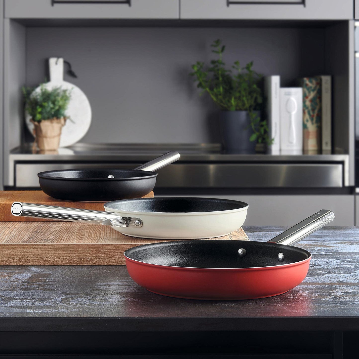 Smeg CKFF2801BLM Sartén 28 cm, color negro, antiadherente, aluminio, base patentada