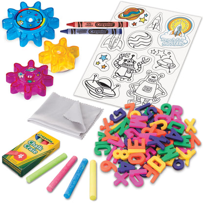 Creative Fun Caballete doble – borrado en seco magnético, pizarrón, 77 letras y números magnéticos, varillas de gis Crayola, engranajes magnéticos, 3+