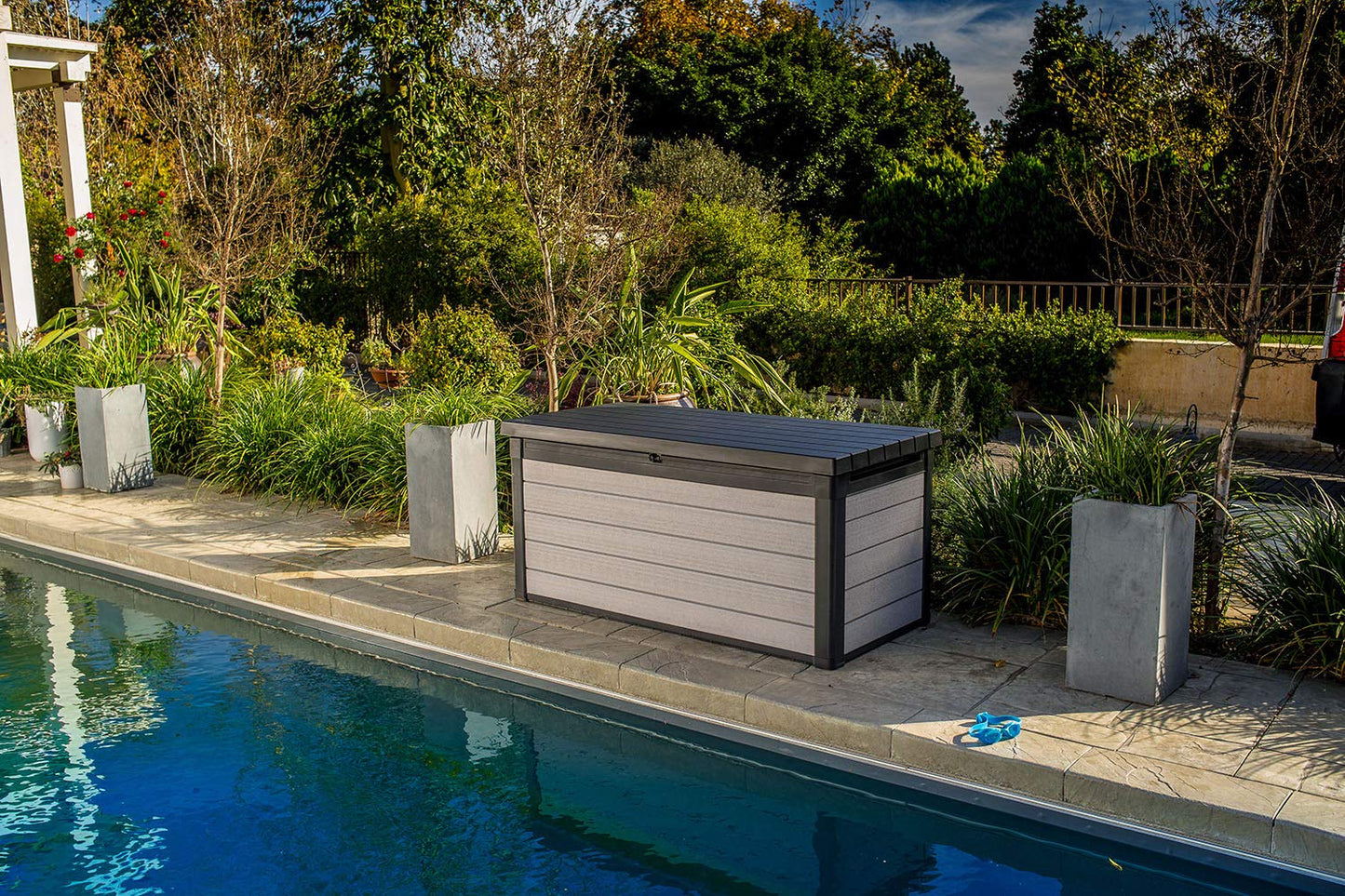 Keter - KETER Premier - Caja Grande de Resina de 150 galones para Muebles de Patio, jardín, Almacenamiento de Cojines al Aire Libre, Accesorios de Piscina y Juguetes, Color Gris