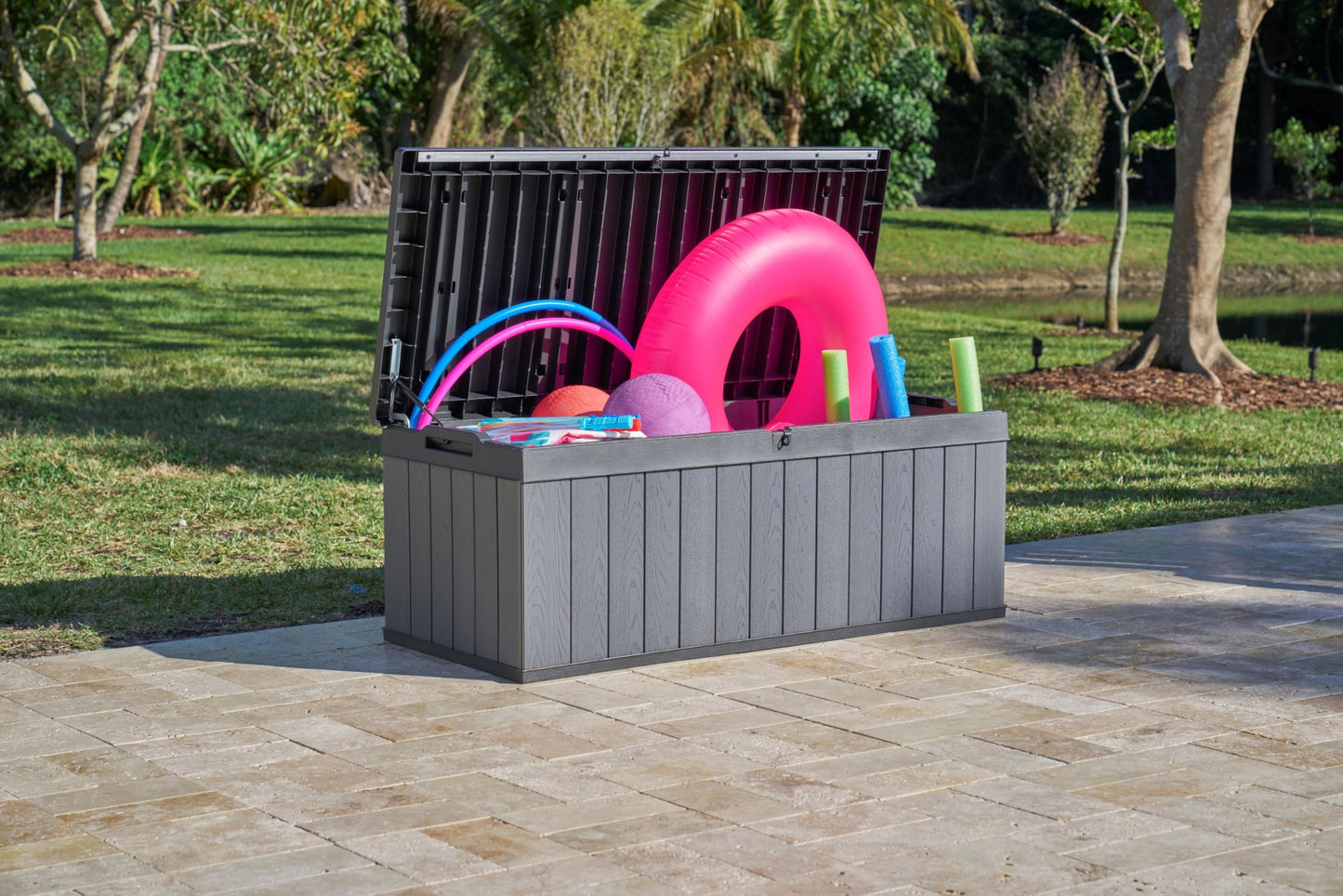 Keter - Caja grande de resina Keter Darwin de 100 galones, Almacenamiento para Jardin y Exteriores, Gris y Negro