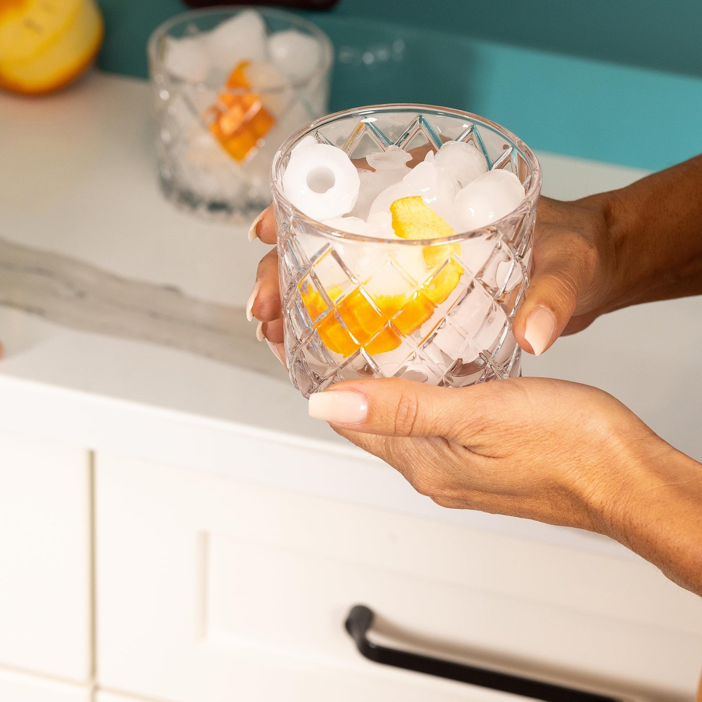 Igloo - Máquina eléctrica para hacer hielo en encimera - Automática y portátil - 33 libras en 24 horas - Máquina para hacer cubitos de hielo - Cuchara y cesta de hielo - Ideal para café helado y